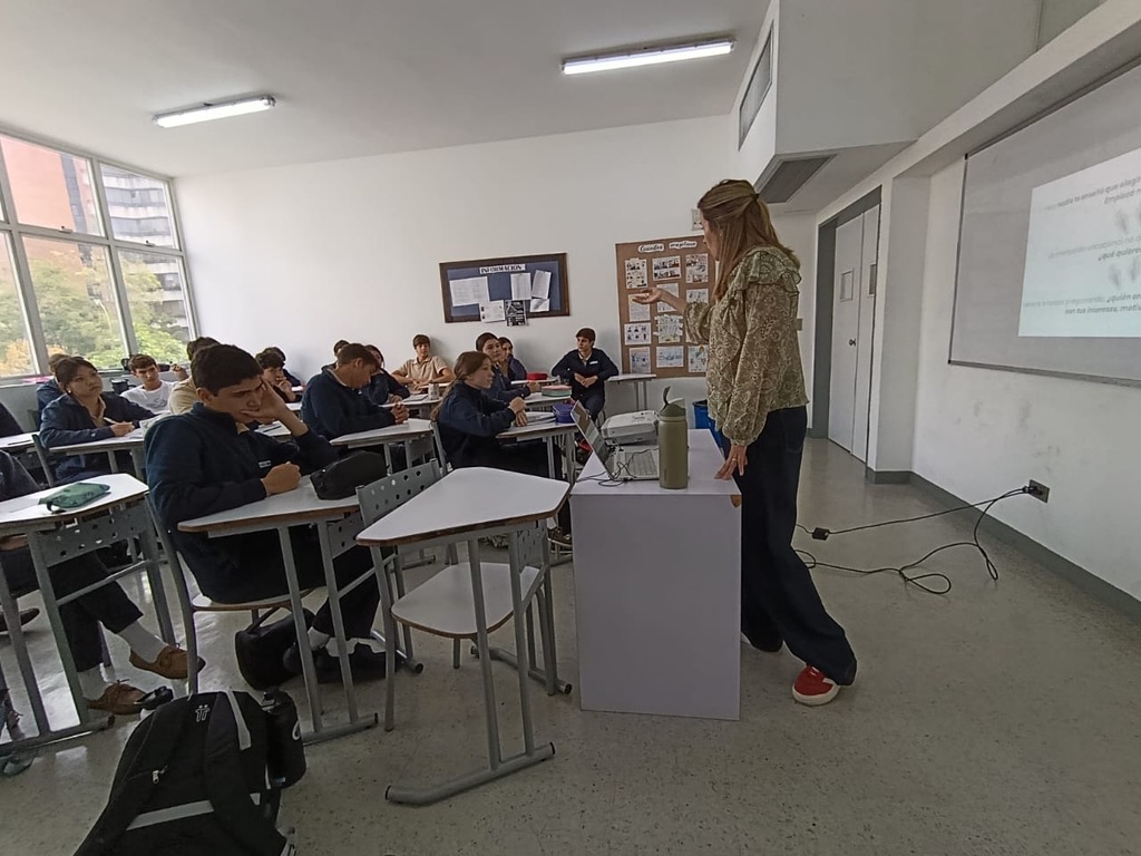 Anabella presentando en el Colegio Jefferson