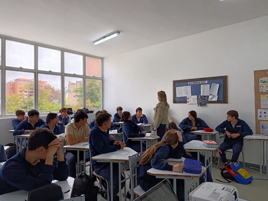 Anabella caminando entre los alumnos durante la sesión
