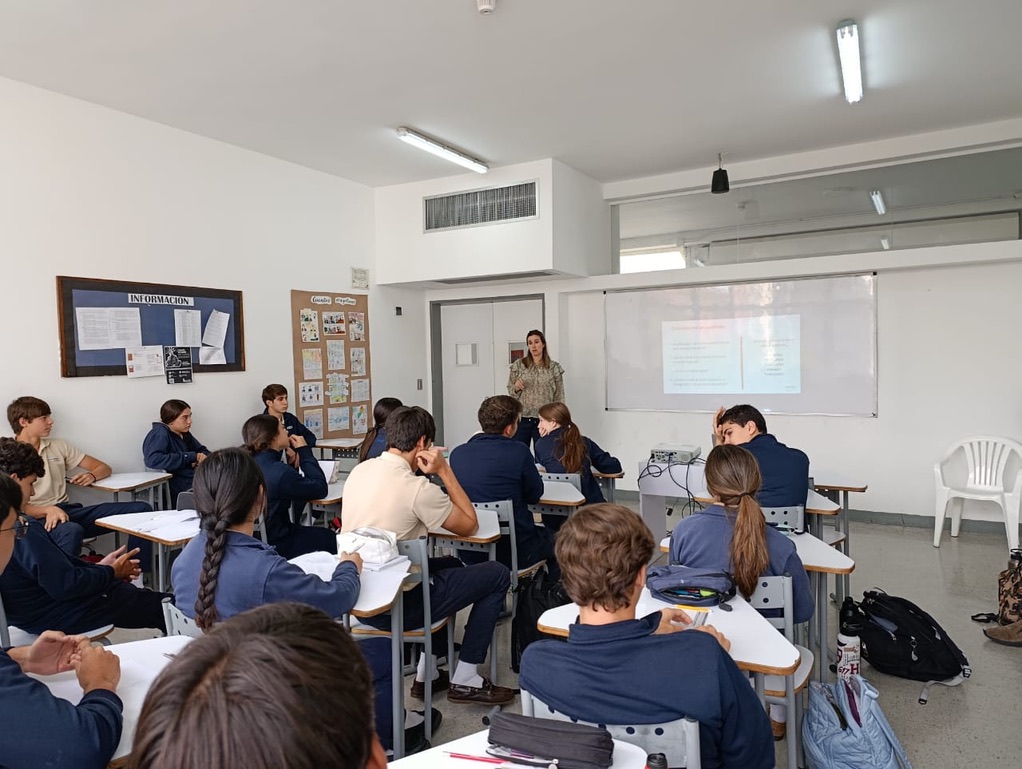 Anabella presentando ante los estudiantes